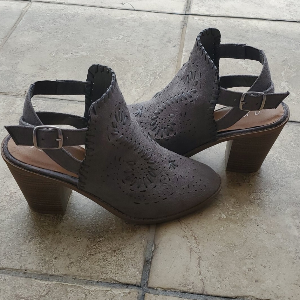 Boots - Picture 4 of 6